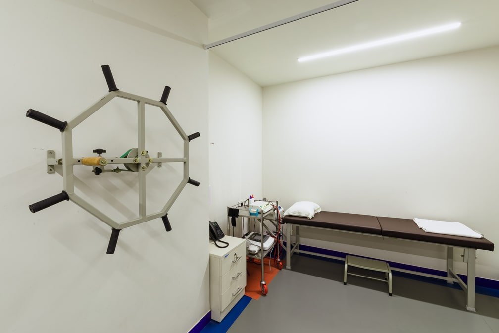 Physiotherapy treatment room at Diha Clinic, Nanganallur, Chennai